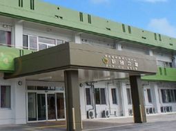 緑の屋根の建物エントランス
