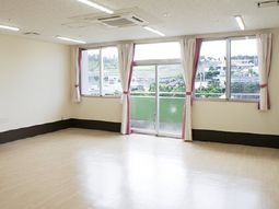 広々とした明るい部屋