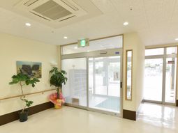 緑あふれる清潔なエントランス