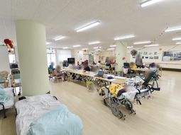 明るい多目的室の様子