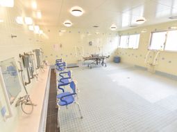 明るい浴室の設備