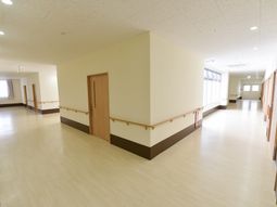 明るく広々とした廊下
