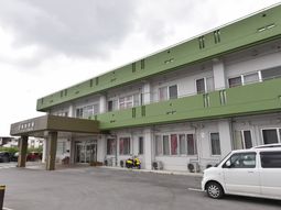 施設の外観を撮影