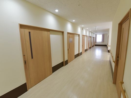 廊下の明るい様子