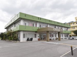 緑色の外壁の建物正面