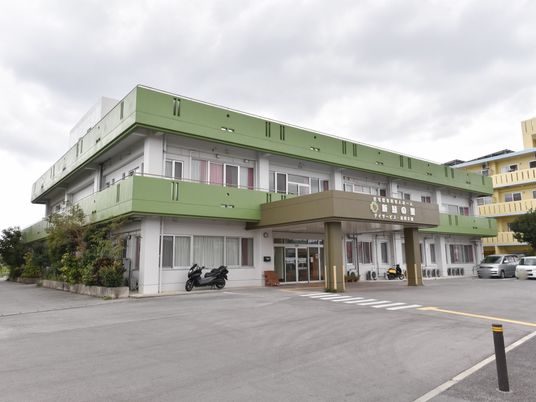 緑色の外壁の建物正面