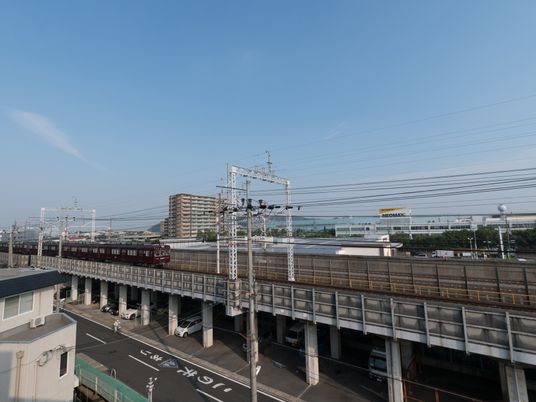 都市の電車とビル