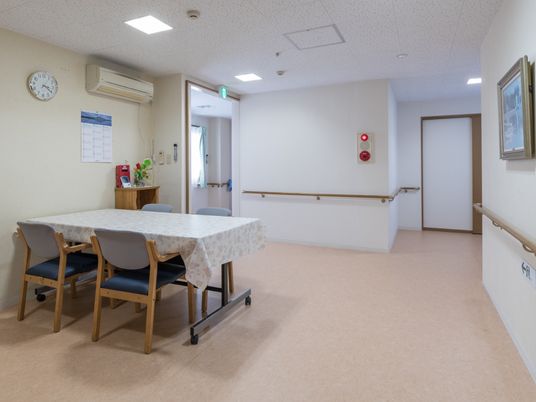 廊下に設置されたテーブルと椅子