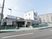 看板付き白い建物外観