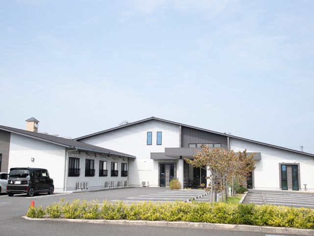 清潔感ある広々外観 外観 広々とした駐車スペースがあり、建物は清潔感に溢れたデザインです。働く環境としては快適そうな雰囲気を感じます。
