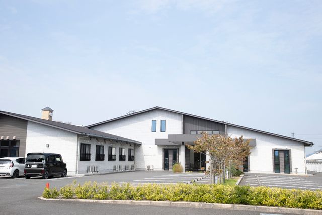 清潔感ある広々外観 外観 広々とした駐車スペースがあり、建物は清潔感に溢れたデザインです。働く環境としては快適そうな雰囲気を感じます。