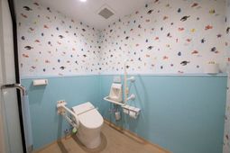 手すり付きのトイレ空間