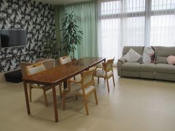 明るい居室の様子