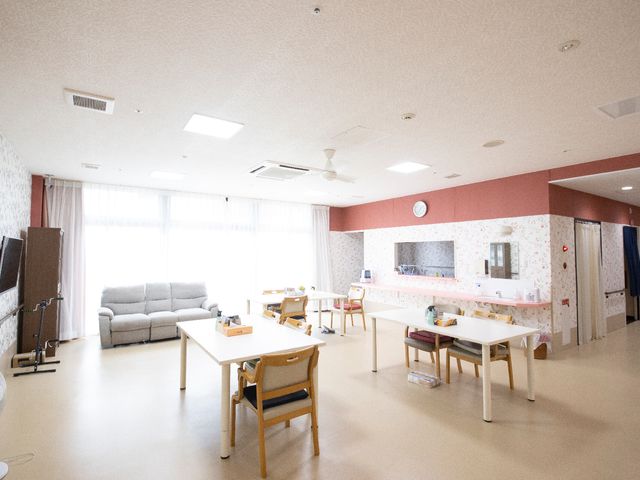 共有スペースの居心地の良さ ホール ゆったりとしたソファが設置された明るく開放的なダイニングルームです。リラックスした空間で、ゆっくりとお過ごしいただけます。