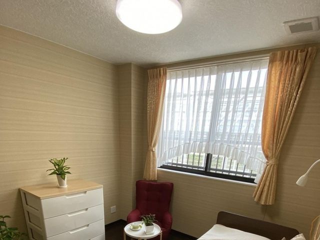 明るい個室の居室 居室 日差しが入る落ち着いた個室です。家具が整い、休憩や身支度がしやすい空間に見えます。