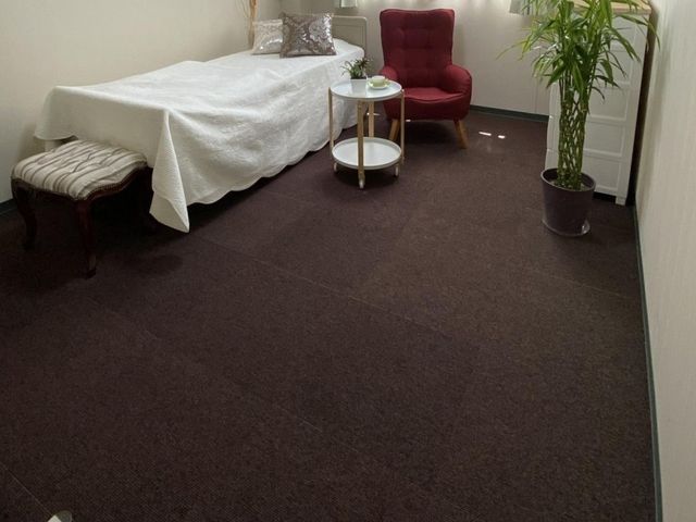 落ち着いた個室の居室 居室   ベッドと一人掛けの椅子が置かれた、落ち着いた雰囲気の個室です。余裕のある空間で、ゆったり過ごしやすそうです。
