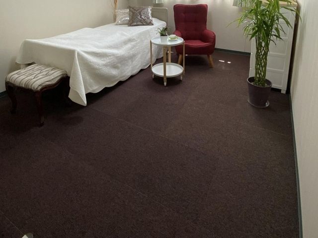 落ち着いた個室の居室 居室   ベッドと一人掛けの椅子が置かれた、落ち着いた雰囲気の個室です。余裕のある空間で、ゆったり過ごしやすそうです。