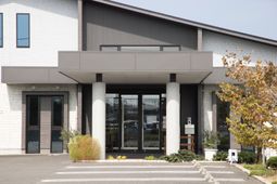 モダンな建物のエントランス