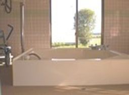 明るい窓辺の浴室