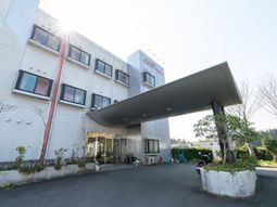 明るい施設の外観