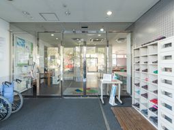 明るいエントランスの様子