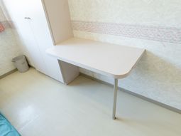 シンプルな壁掛けテーブル