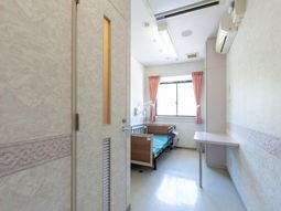 明るい居室の様子