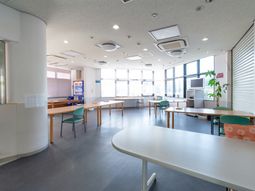 明るく広々とした多目的室