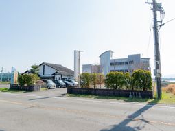 緑豊かな施設外観