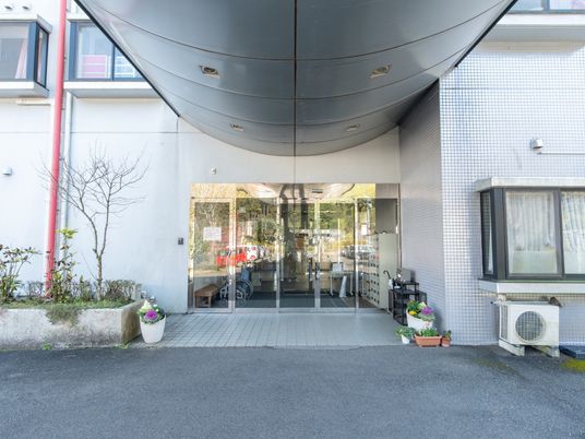 広々とした施設エントランス