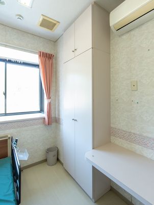 居室内のベッドと家具
