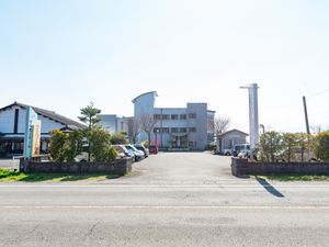 日差しの中の外観全景