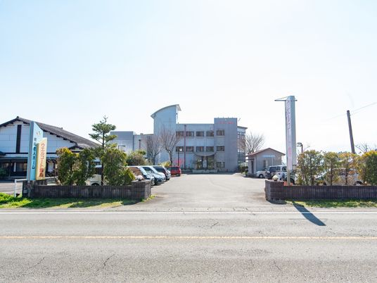 日差しの中の外観全景