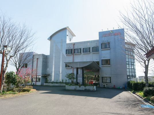 広い敷地の建物外観