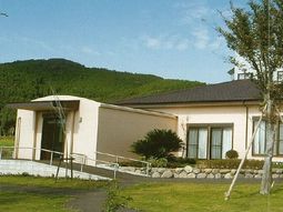 緑に囲まれた建物外観