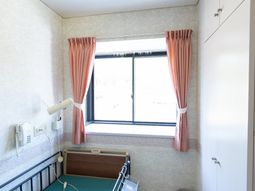 明るい居室の一角