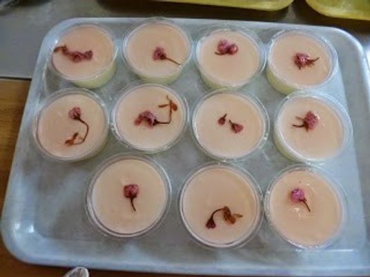 花飾り付きプリンのトレイ