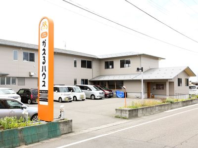外観の建物と看板