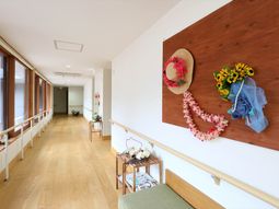廊下に飾り付けあり