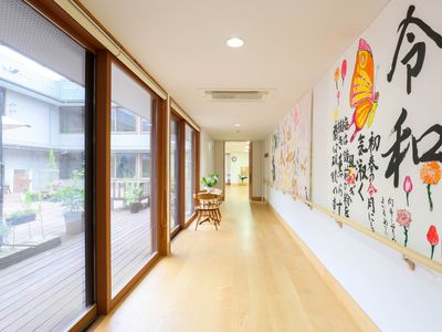 廊下に飾る絵画と窓