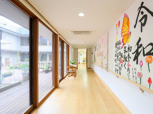 廊下に飾る絵画と窓