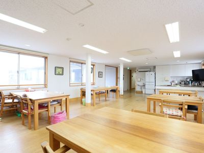 広々とした明るい食堂