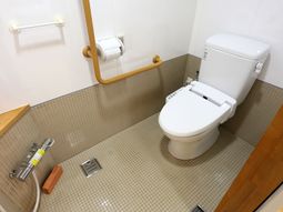 バリアフリー設計のトイレ