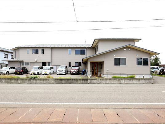 広々とした施設外観
