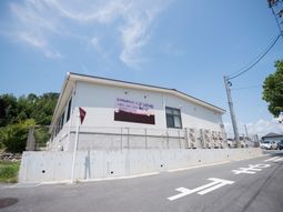 白い建物の外観