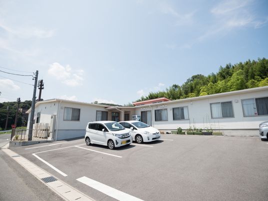 広々とした駐車場の一角