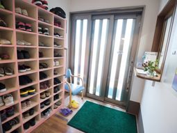 靴棚とチェアのある入り口