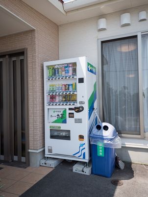 自動販売機とごみ箱外観