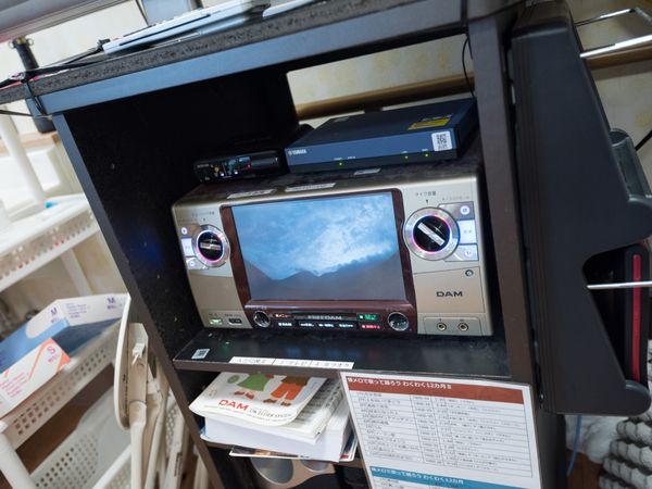 カラオケ機器設置の様子