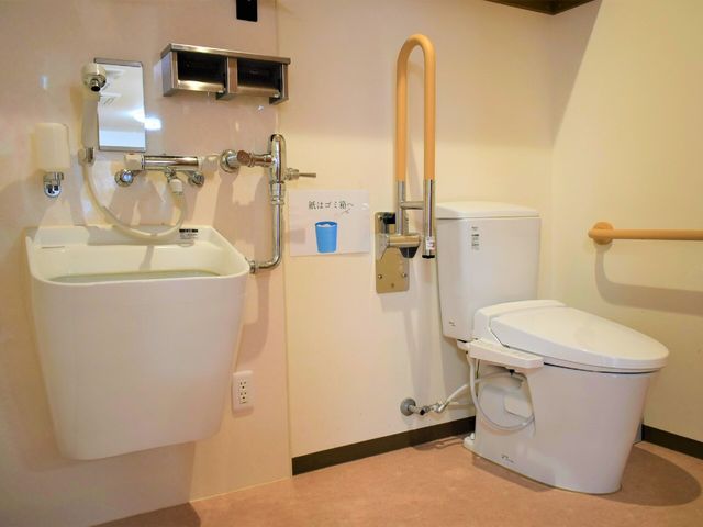 手すり付きトイレ設備 トイレ 安全で使いやすい設計のトイレです。手すりや広々とした空間は、快適にご利用いただけます。